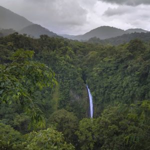 foto-de-la-catarata-y-la-montaña_optimized